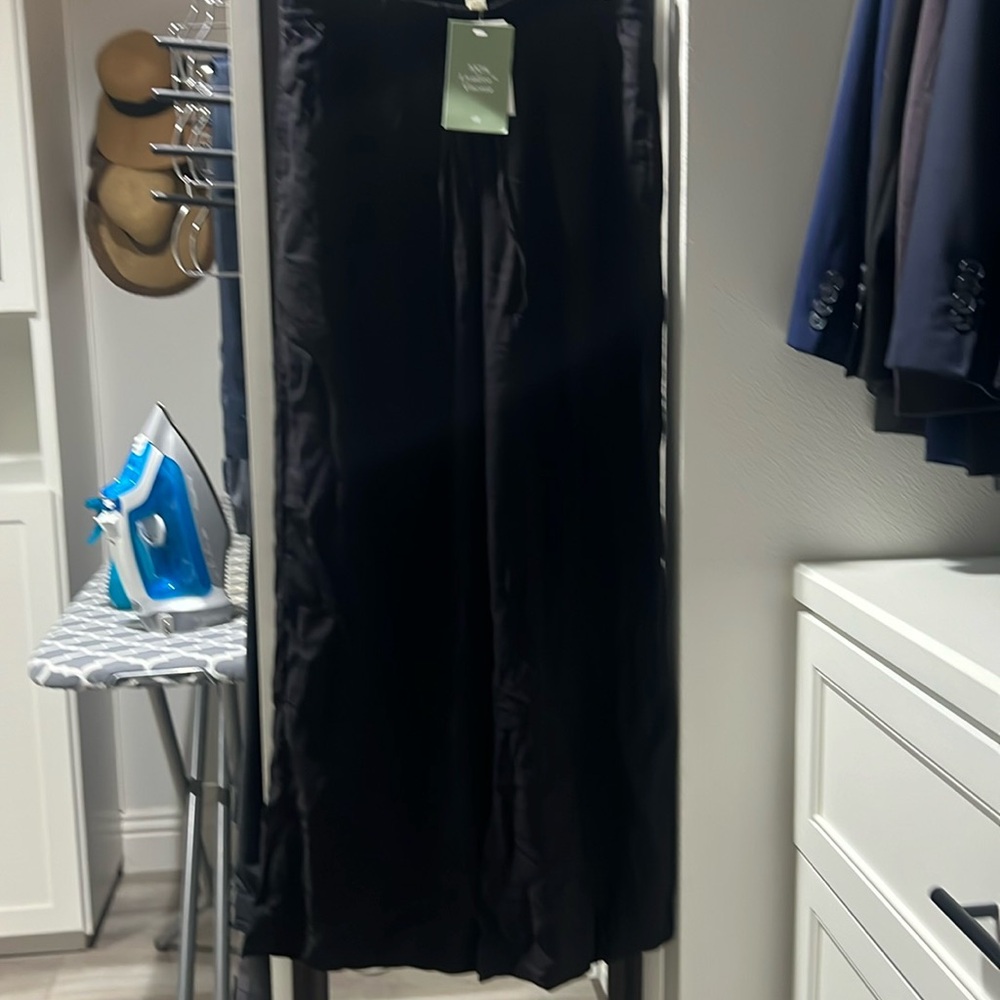 H&M pull on pants, 100% viscose,size S(fit S-M).Black, approx 25” inseam.NWOT